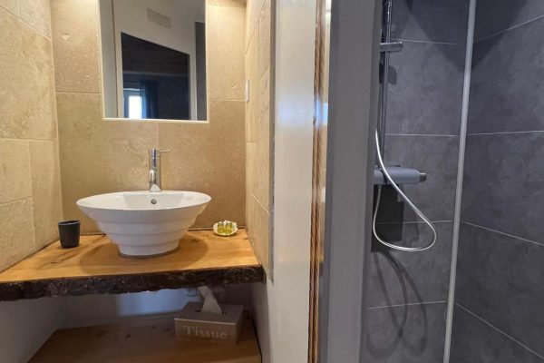 d8b764ed-9b89-4c92-b793-284af79f0e68